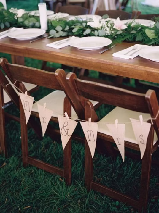 Chaises des mariés décoration fanions