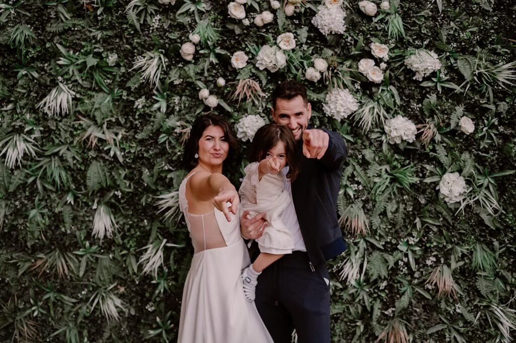 photo mariage mariés avec enfant