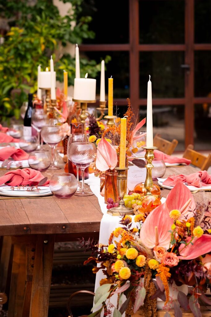 Décoration table de mariage écologique dans les tons jaune, orange, rose et rouge