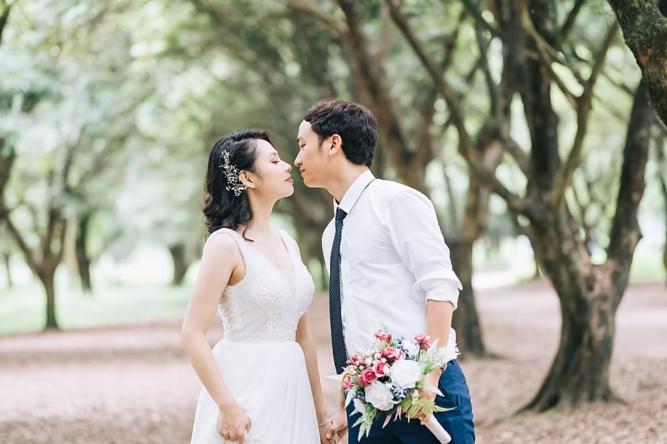 Photos de mariage d'un couple vietnamien dans un jardin