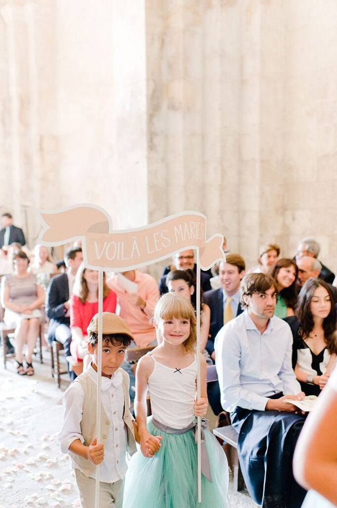 Occuper les enfants à un mariage