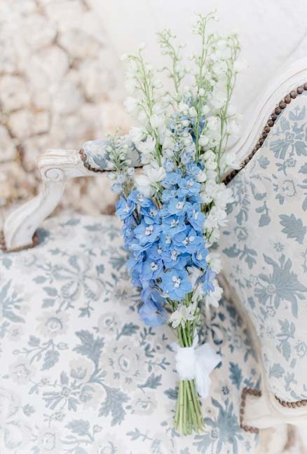 Bouquet mariée bleu et blanc sobre et épuré