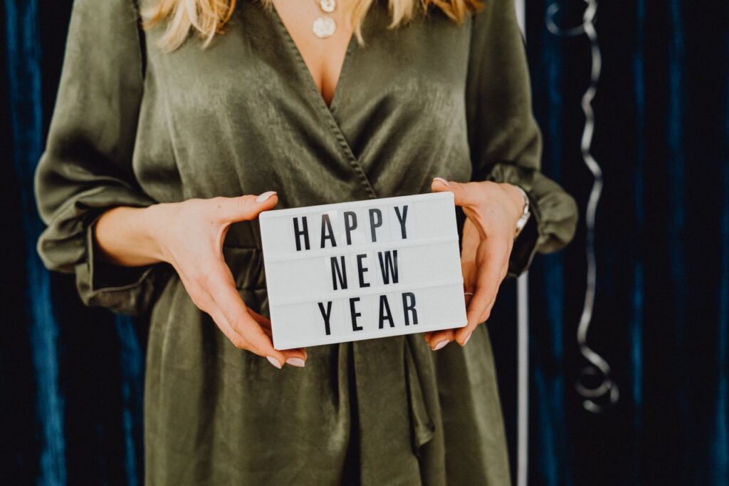 Femme avec message happy new year