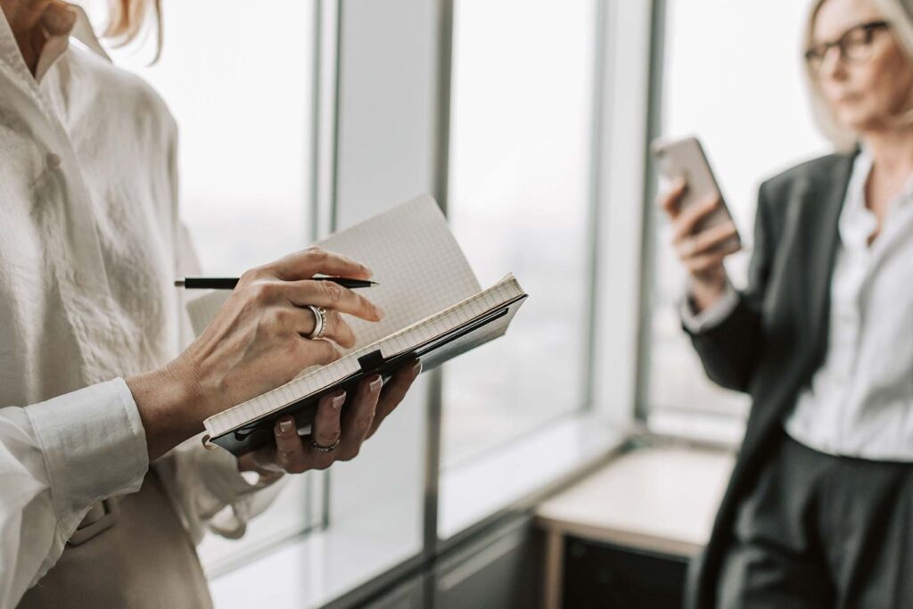Personne rédigeant ses vœux professionnels sur papier