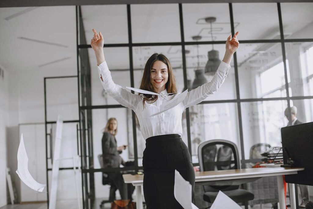 Femme bureau papier qui volent